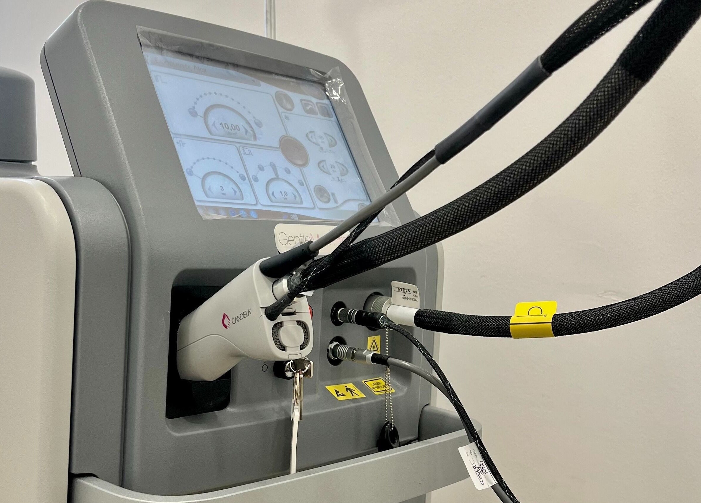 Advanced laser equipment at Aestheticare, Τριοβάσαλος, GR for precise beauty treatments.