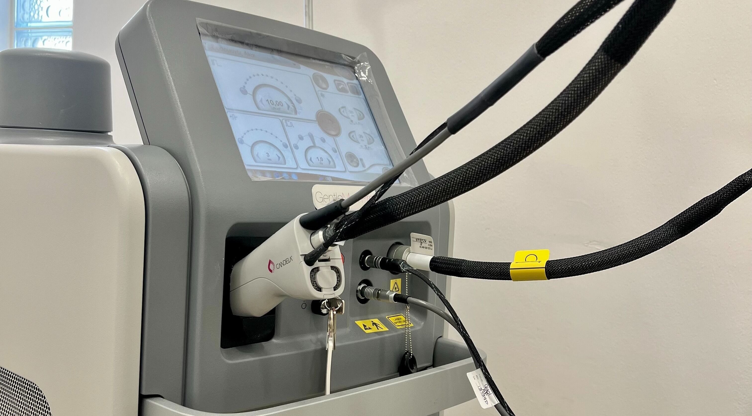 Advanced laser equipment at Aestheticare, Τριοβάσαλος, GR for precise beauty treatments.