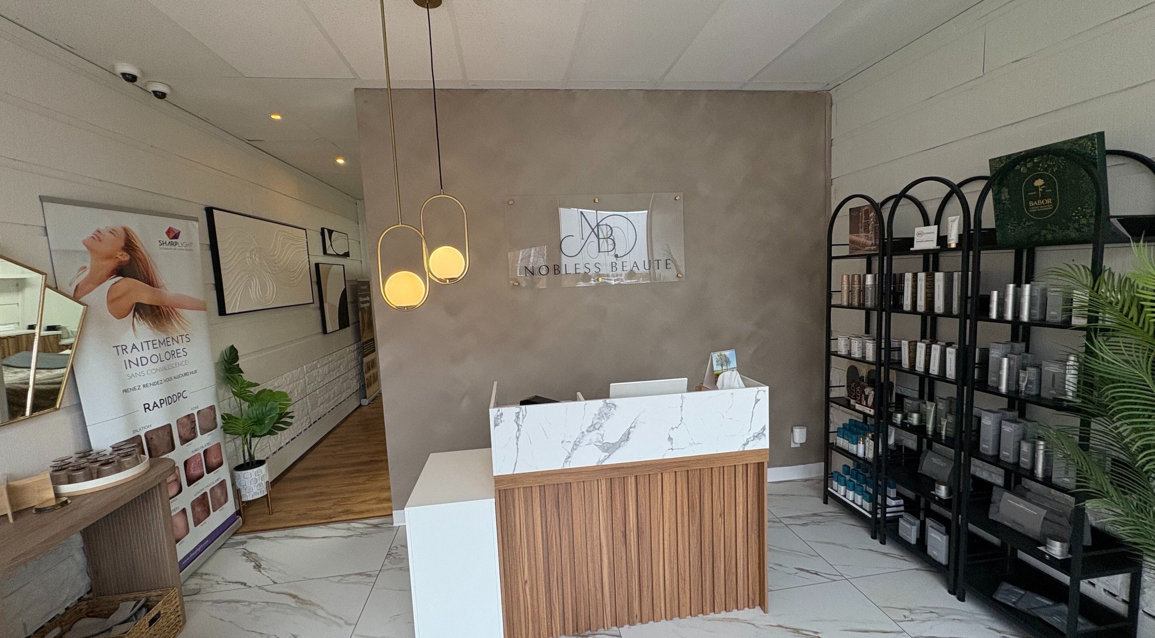Réception moderne chez Nobless Beaute, Varennes, Québec, CA, avec étagères de produits et panneaux lumineux.