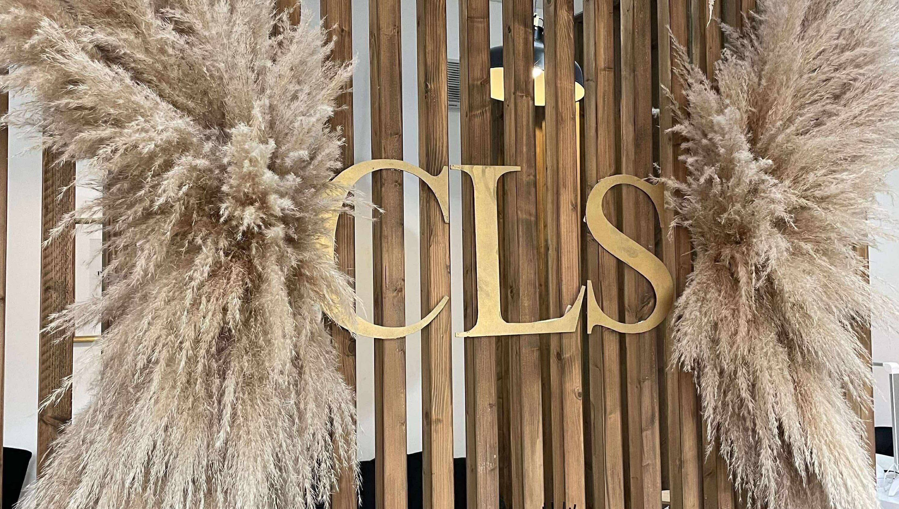 Elegant pampas arrangement at Extendedbyg, Doncaster, England, GB with wooden panel backdrop.