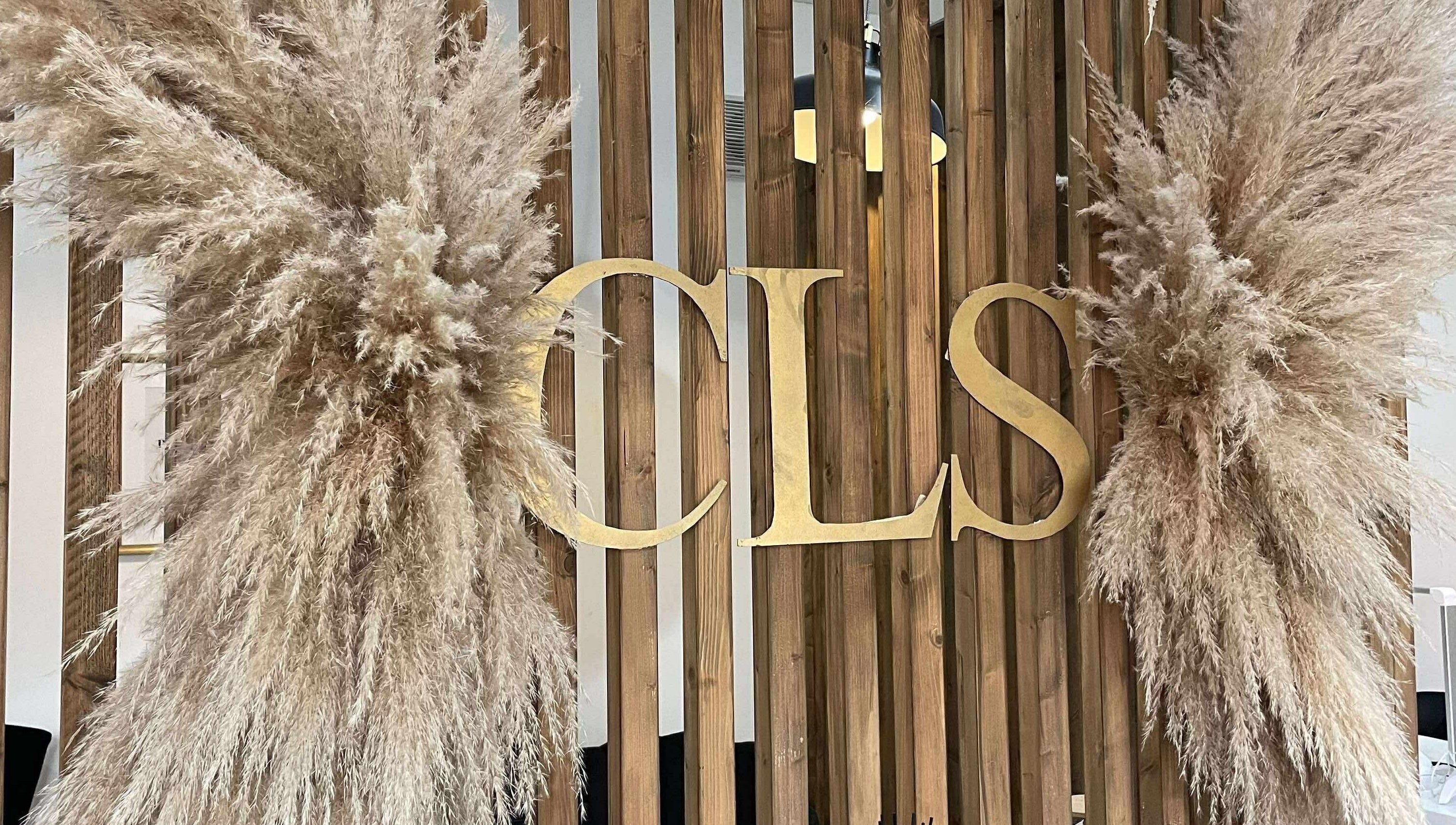 Elegant pampas arrangement at Extendedbyg, Doncaster, England, GB with wooden panel backdrop.