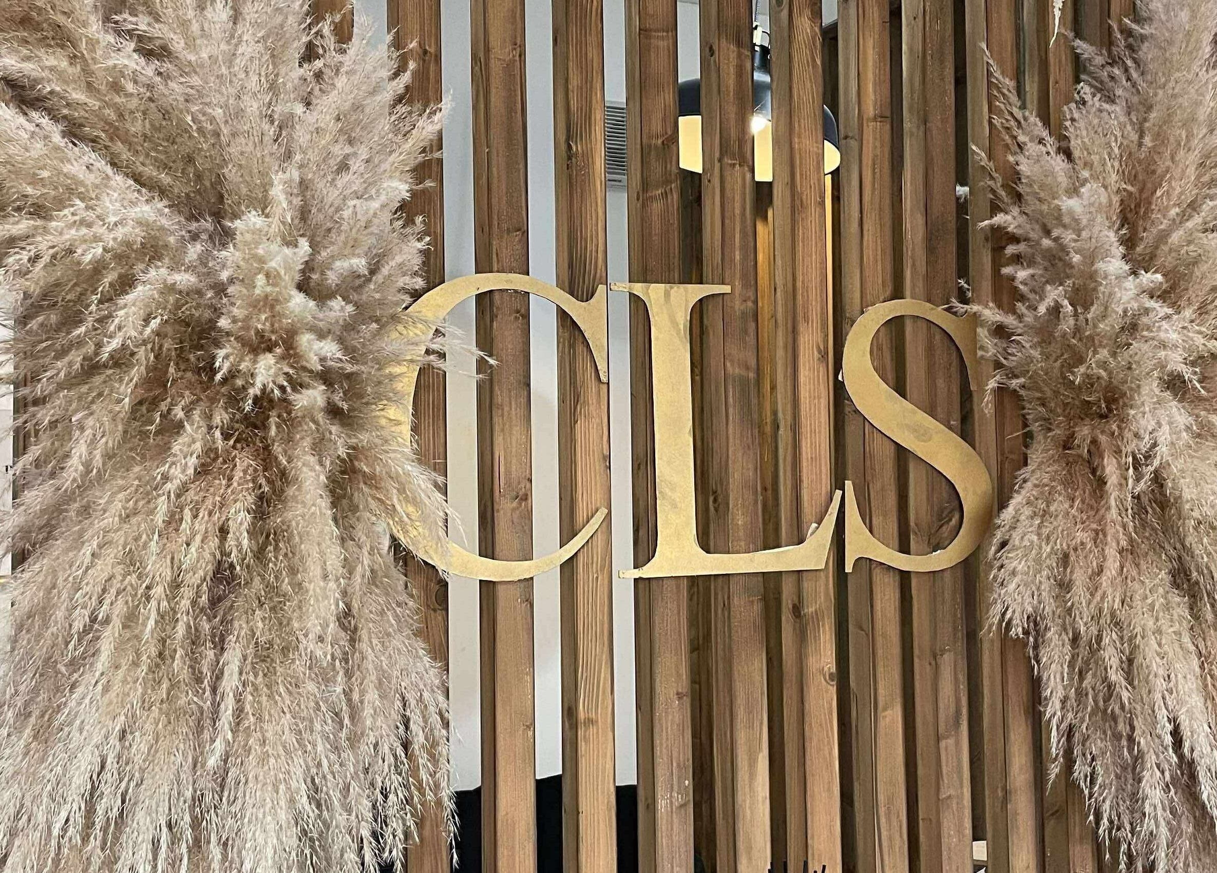 Elegant pampas arrangement at Extendedbyg, Doncaster, England, GB with wooden panel backdrop.