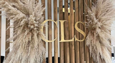 Elegant pampas arrangement at Extendedbyg, Doncaster, England, GB with wooden panel backdrop.