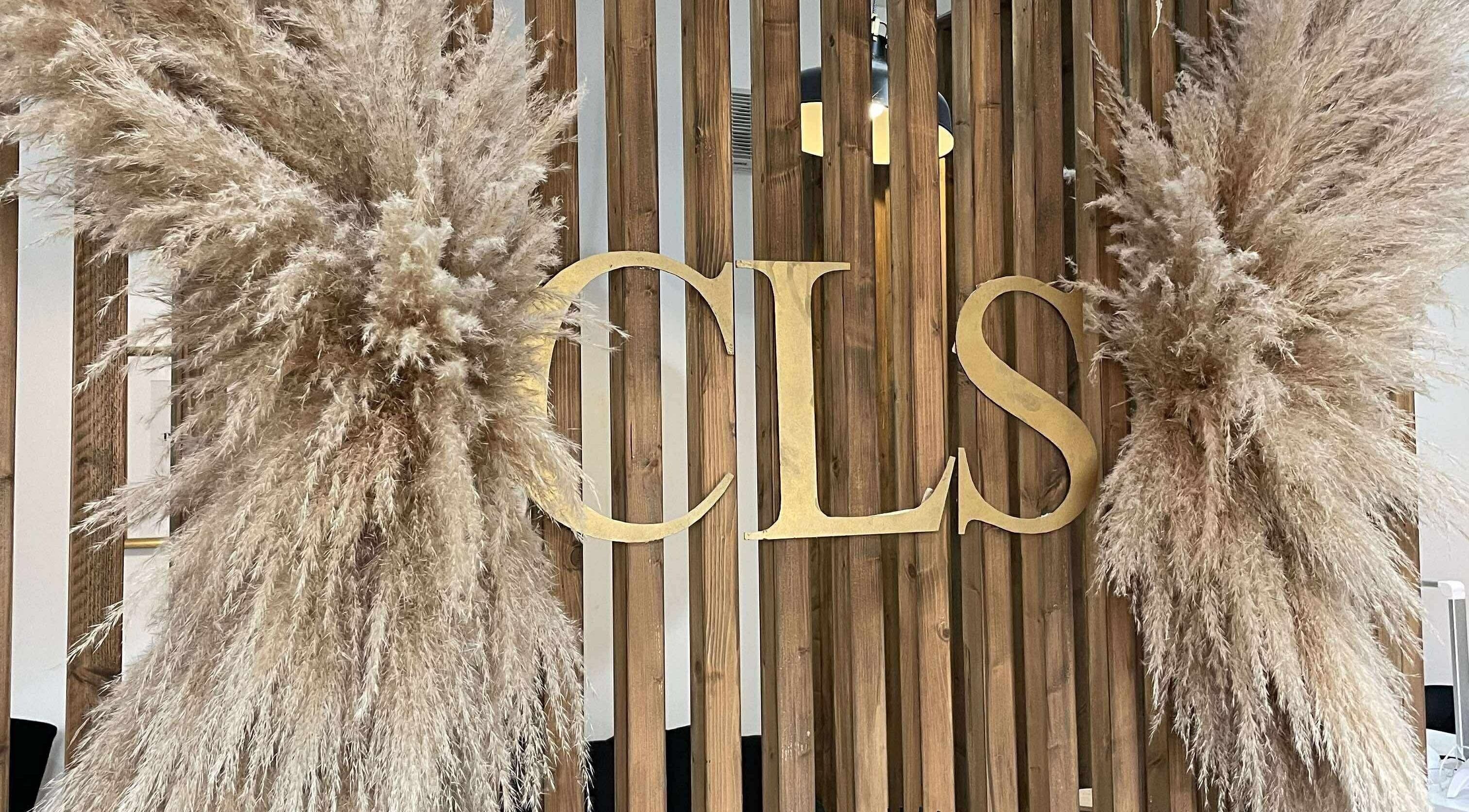 Elegant pampas arrangement at Extendedbyg, Doncaster, England, GB with wooden panel backdrop.