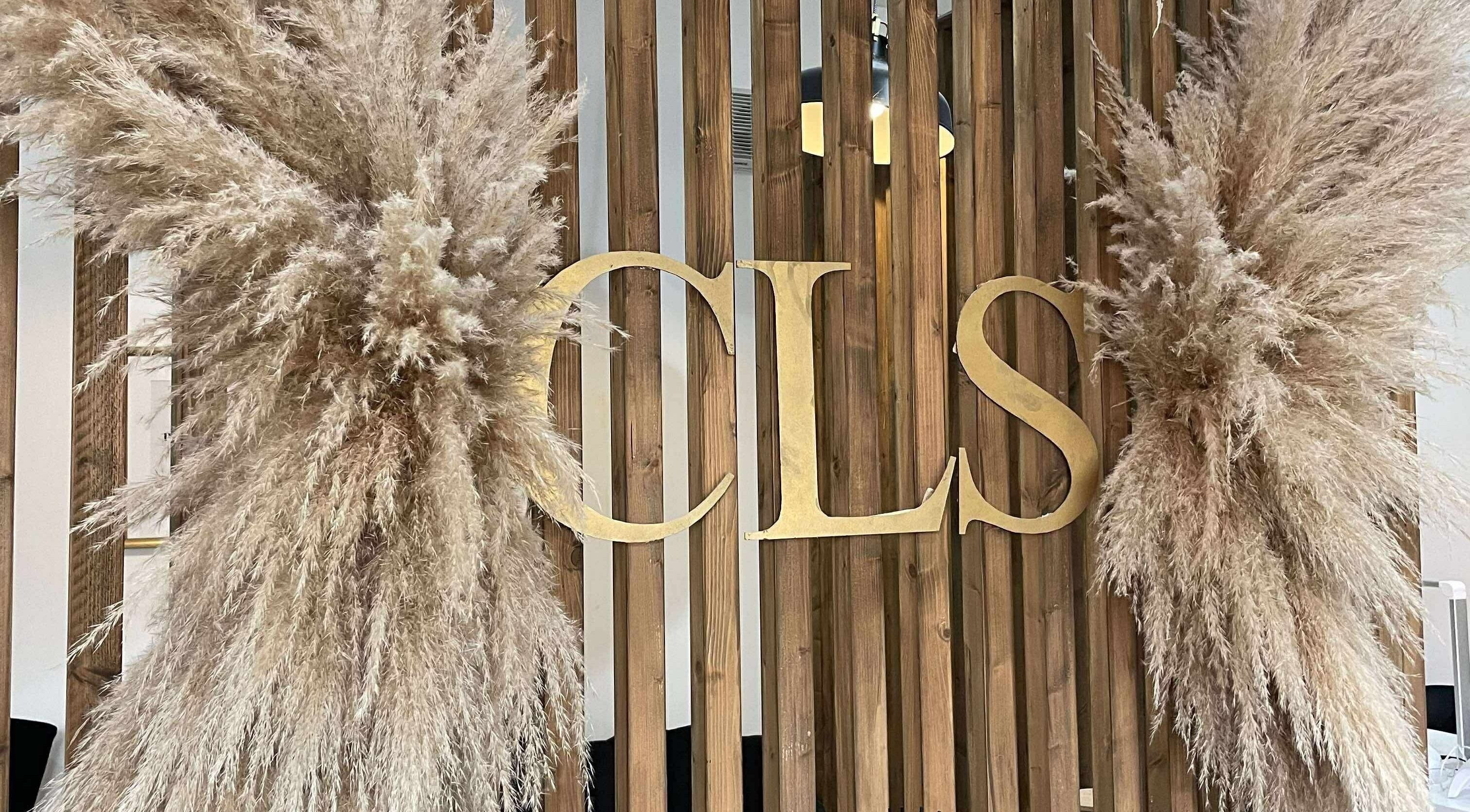 Elegant pampas arrangement at Extendedbyg, Doncaster, England, GB with wooden panel backdrop.