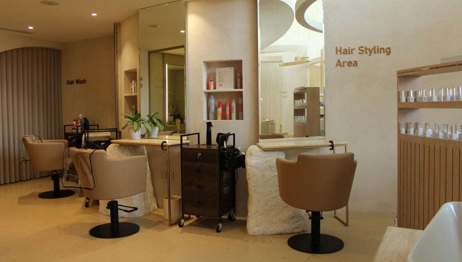 منطقة العناية بالشعر في Reset Salon، الخبر، المنطقة الشرقية، SA، تقدم خدمات تصفيف احترافية وفريدة.