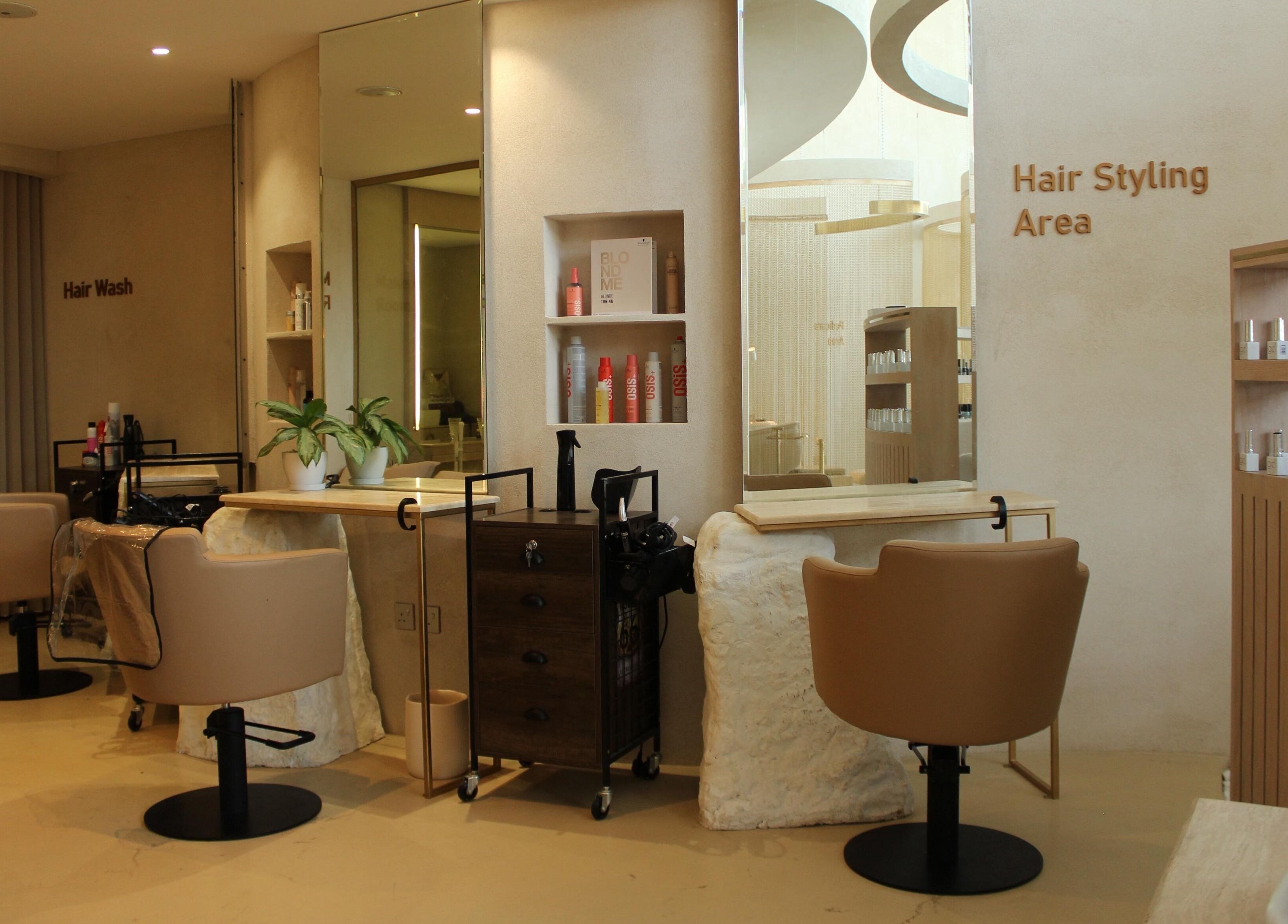 تصميم داخلي أنيق في صالون Reset Salon في الخبر، المنطقة الشرقية، المملكة العربية السعودية.