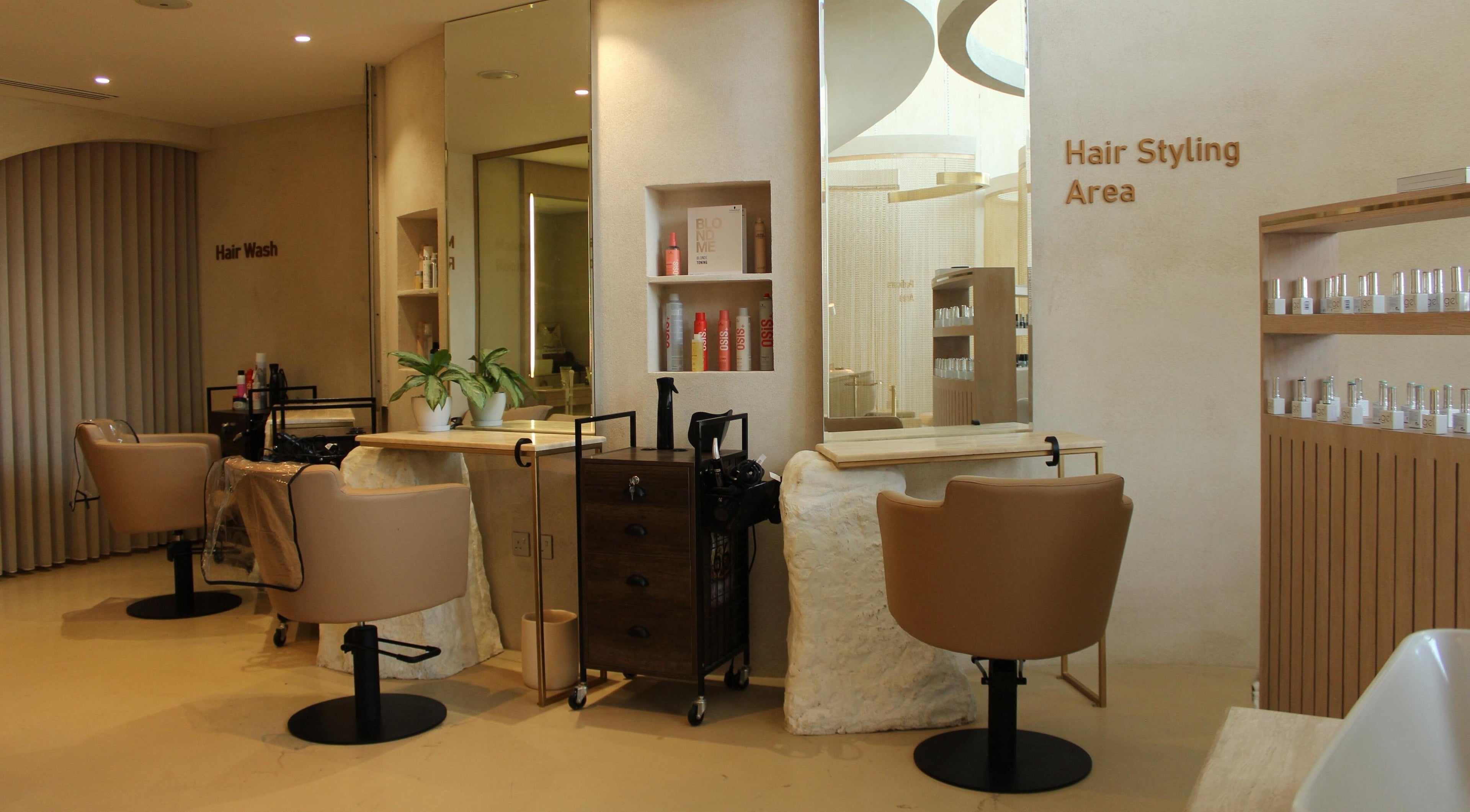 تصميم داخلي أنيق في صالون Reset Salon في الخبر، المنطقة الشرقية، المملكة العربية السعودية.