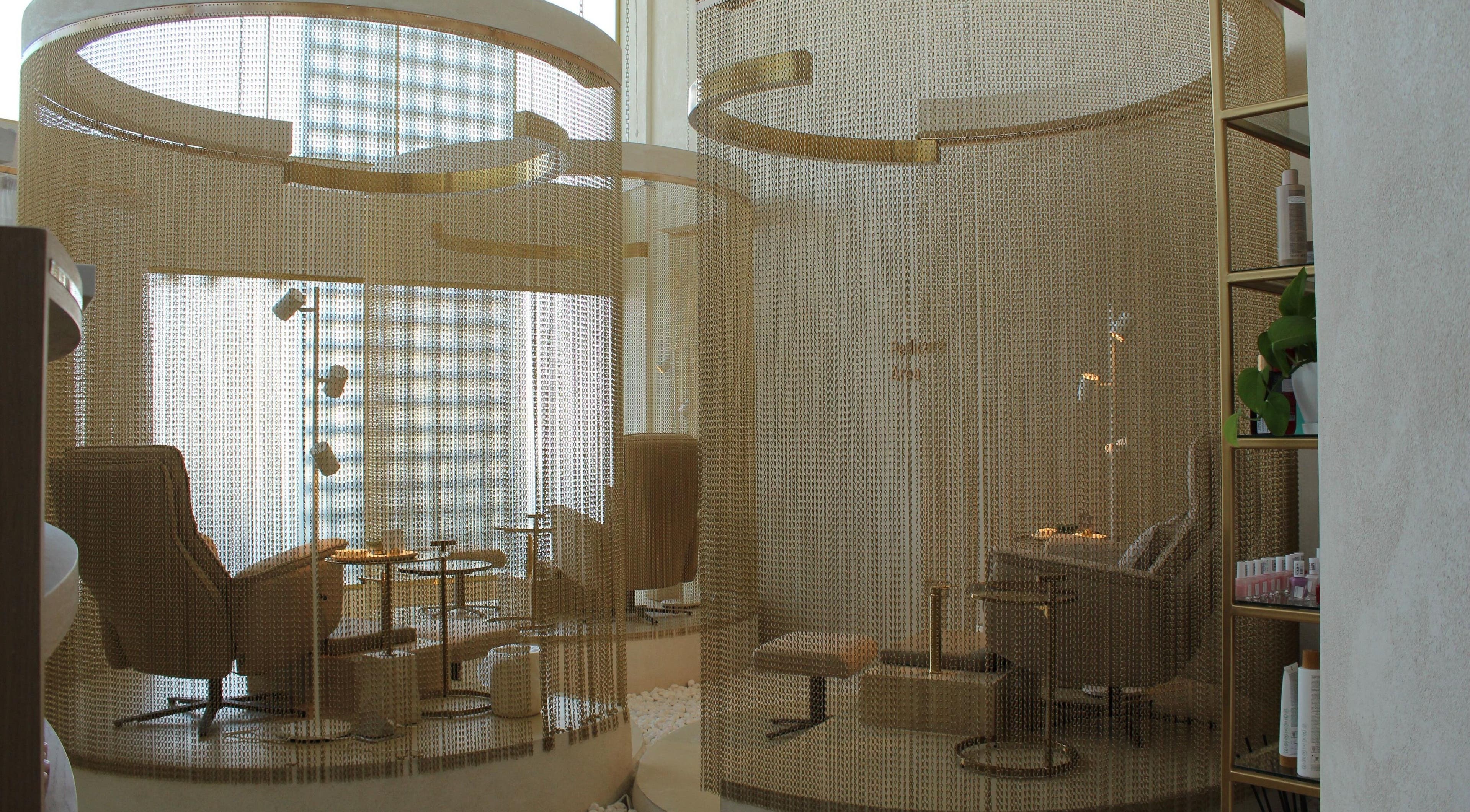 مقاعد مريحة في Reset Salon في الخبر، المنطقة الشرقية، السعودية، توفر أجواء استرخاء راقية.