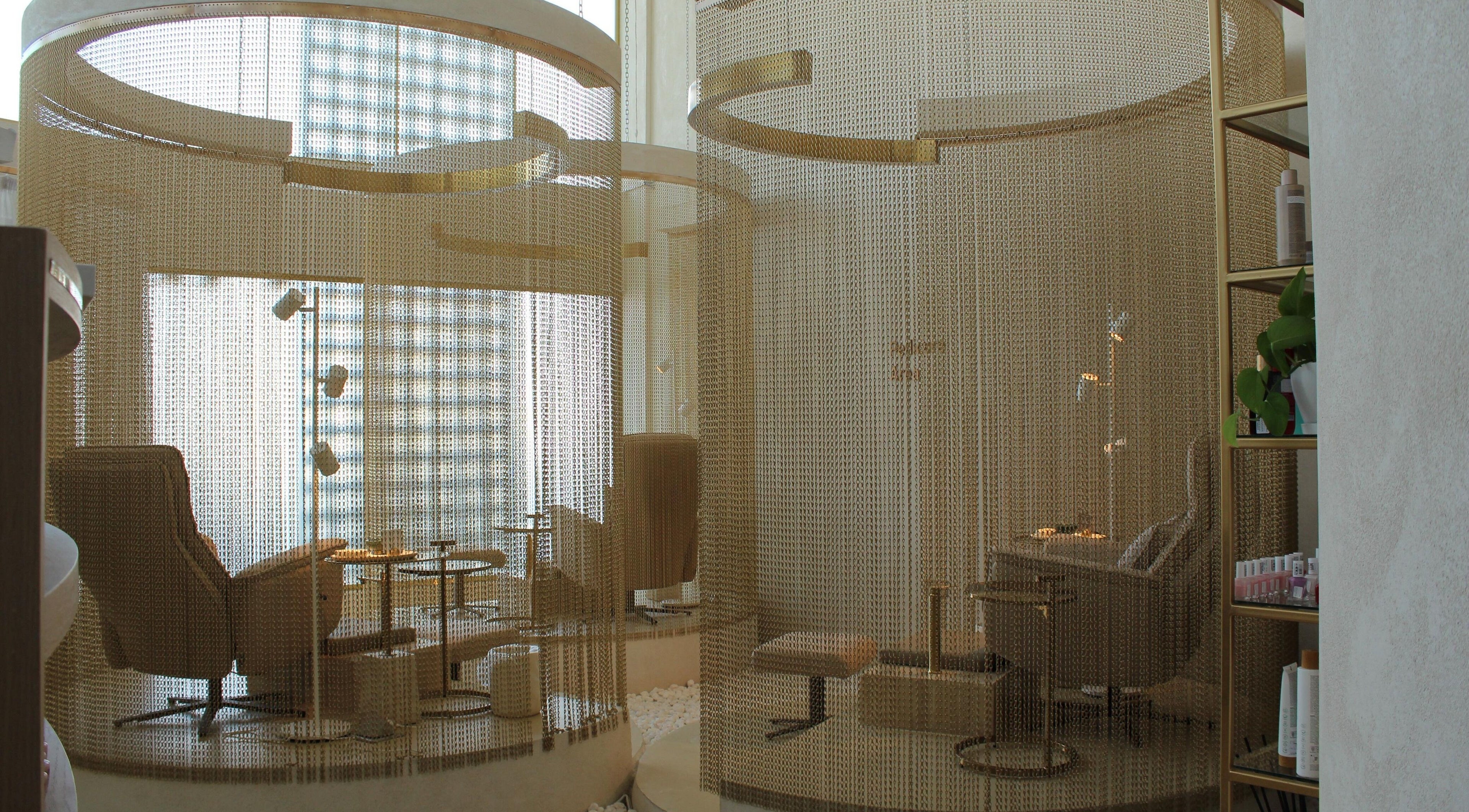 مقاعد مريحة في Reset Salon في الخبر، المنطقة الشرقية، السعودية، توفر أجواء استرخاء راقية.