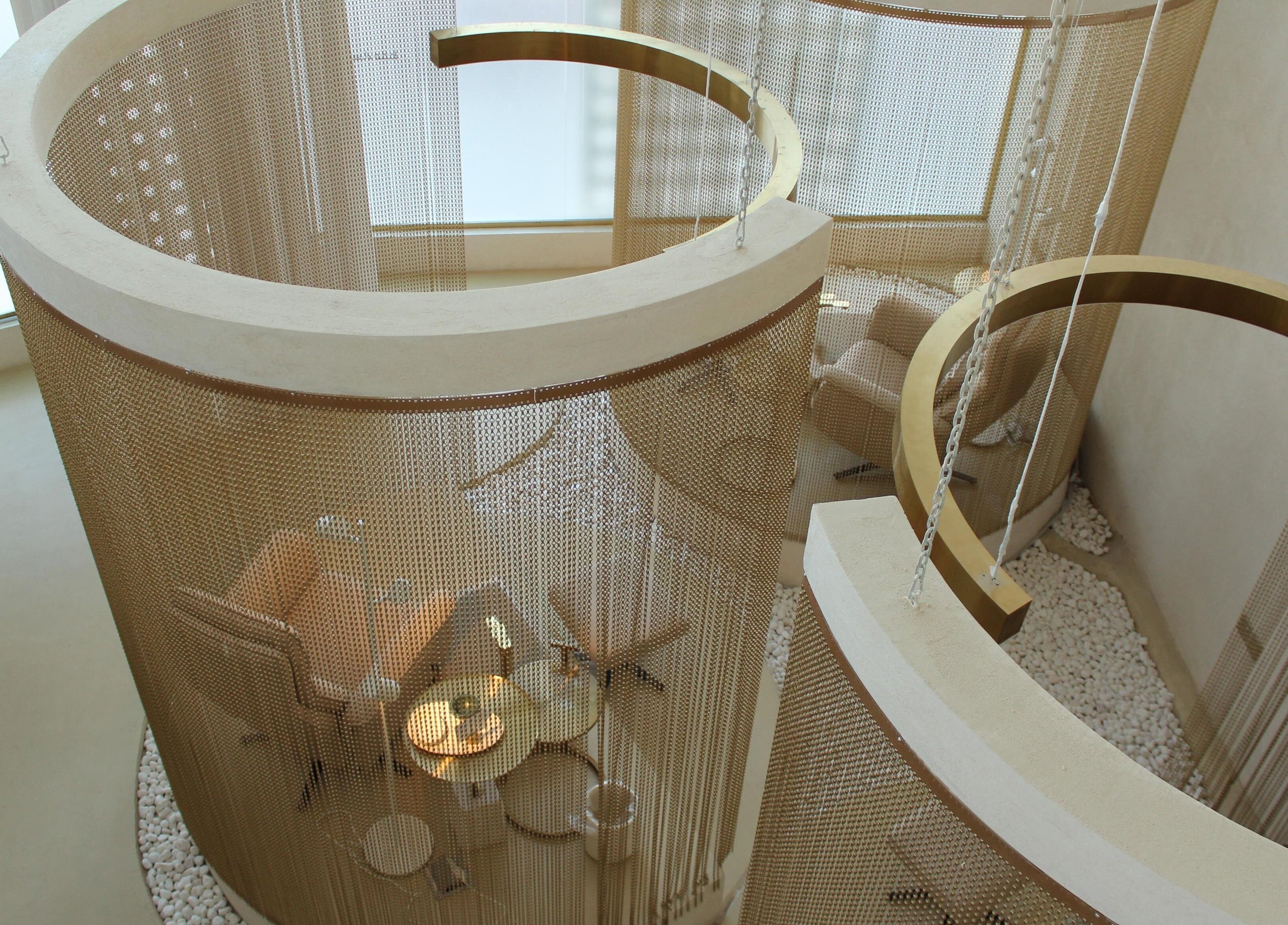 تصميم داخلي حديث في Reset Salon، الخبر، المنطقة الشرقية، SA، يظهر غرف دائرية مريحة.