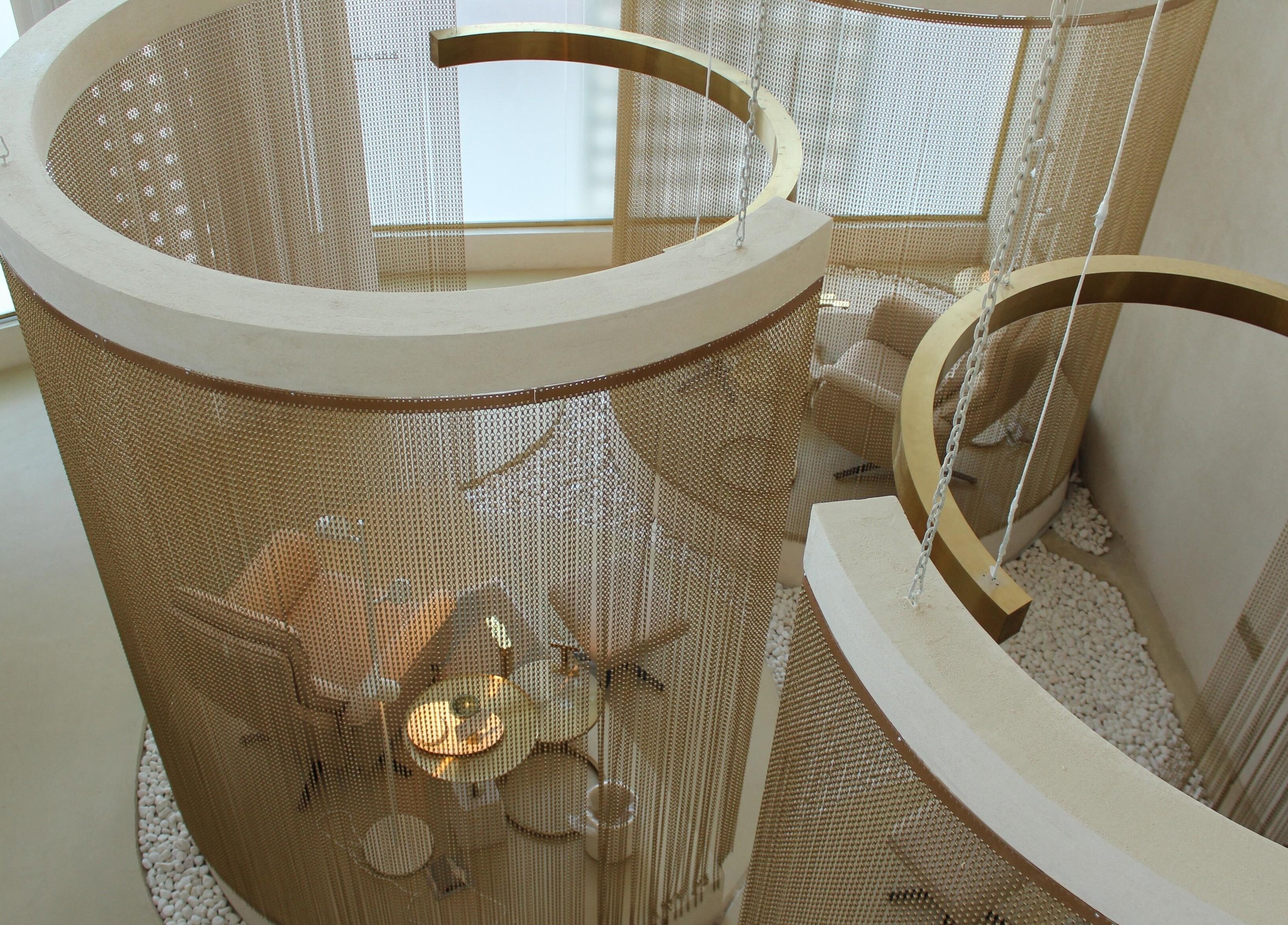 تصميم داخلي حديث في Reset Salon، الخبر، المنطقة الشرقية، SA، يظهر غرف دائرية مريحة.