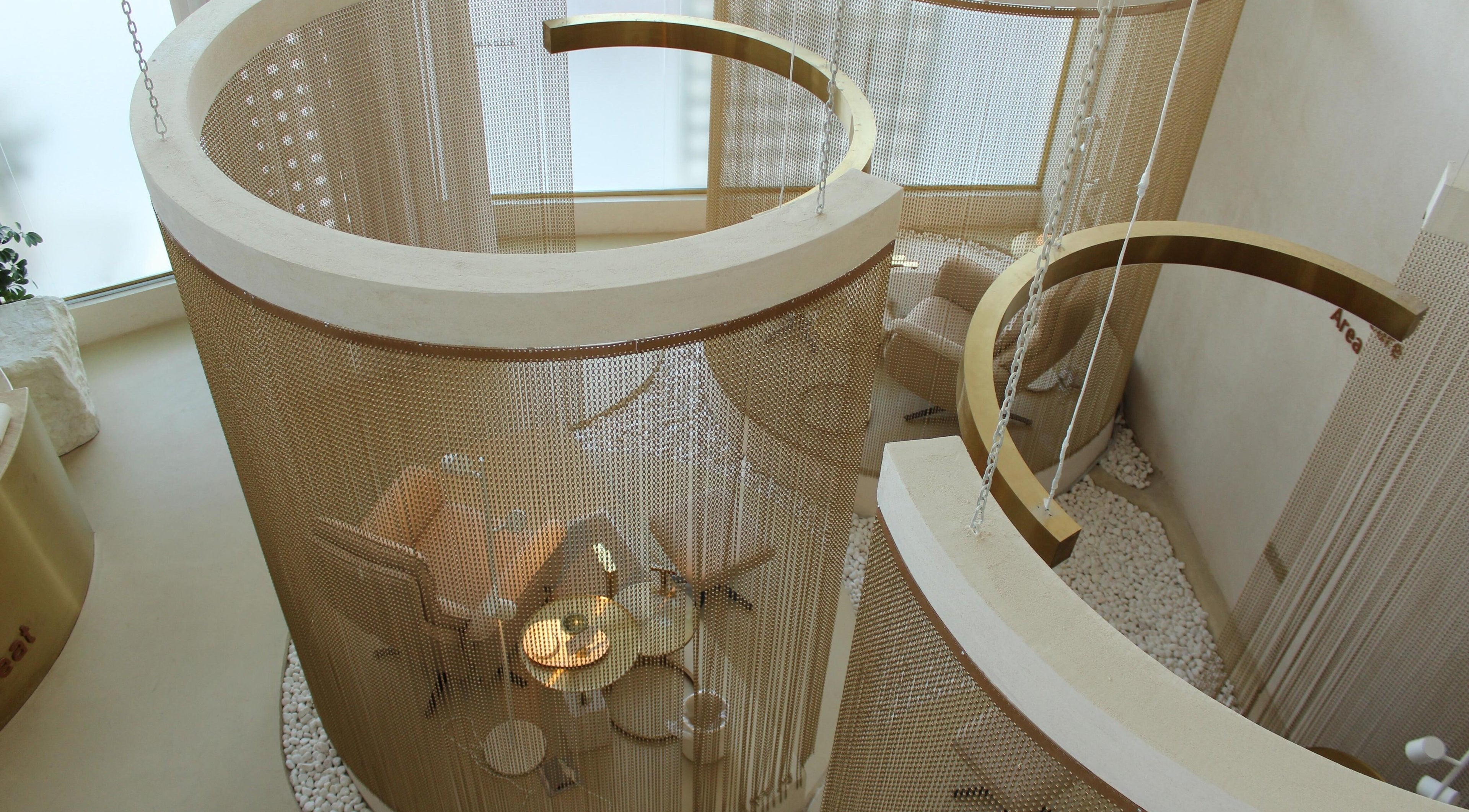 تصميم داخلي حديث في Reset Salon، الخبر، المنطقة الشرقية، SA، يظهر غرف دائرية مريحة.