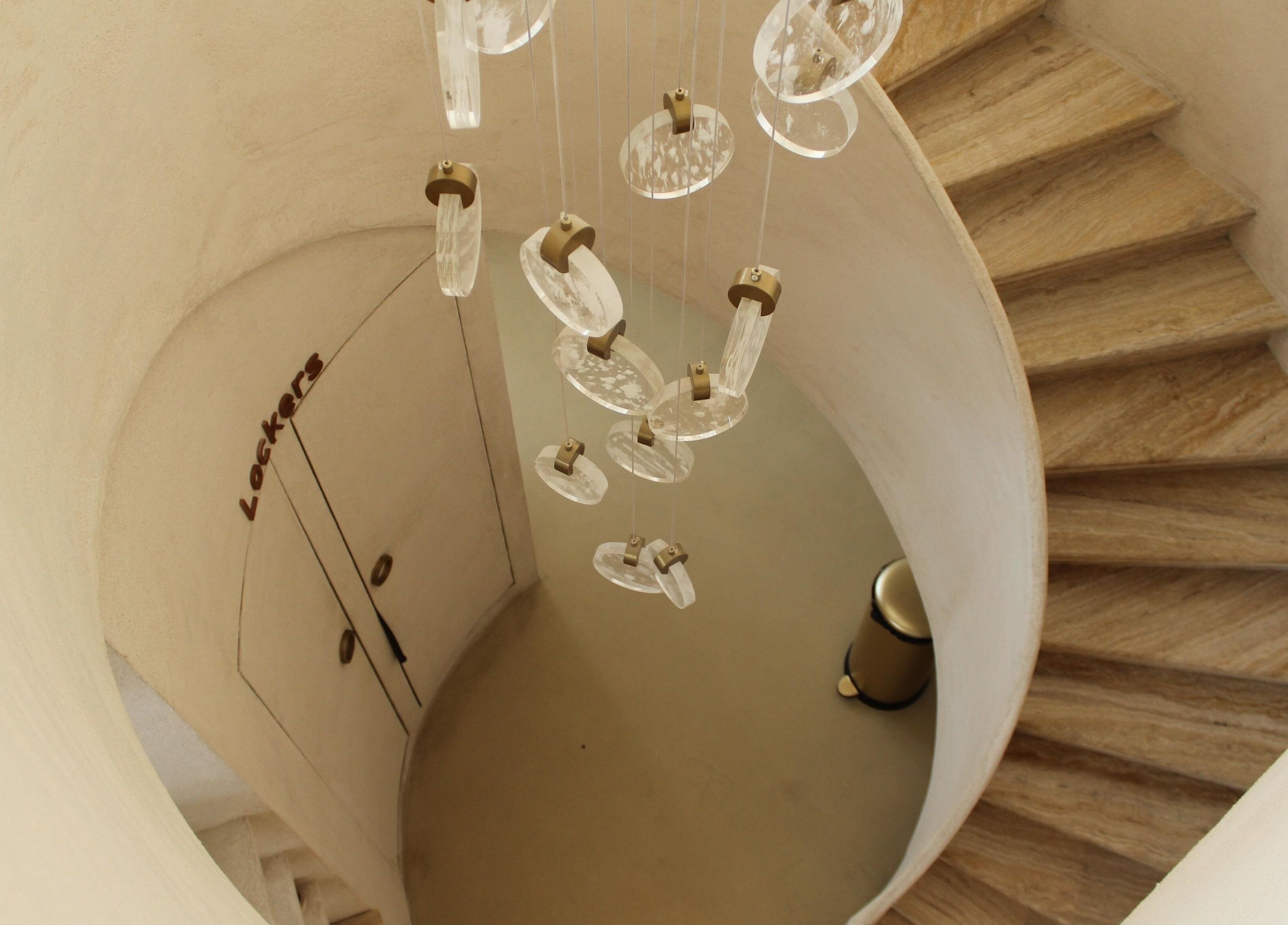 سلم لولبي أنيق في صالون Reset Salon، الخبر، المنطقة الشرقية، السعودية.