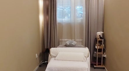 Tranquil massage room at Biomechanic Jana, Београд, RS, featuring a cozy treatment bed and gentle lighting.