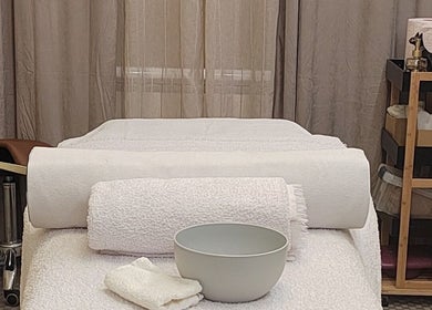 Relaxing treatment room at Biomechanic Jana in Београд, RS, featuring a cozy massage bed with fresh towels.