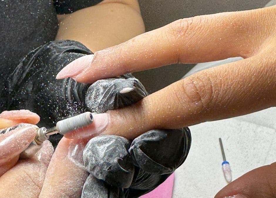 عناية أظافر في Youmi Nails، الرياض، الرياض، SA تقدم خدمة تجميل الأظافر المتقنة.