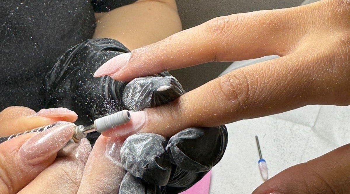 عناية أظافر في Youmi Nails، الرياض، الرياض، SA تقدم خدمة تجميل الأظافر المتقنة.