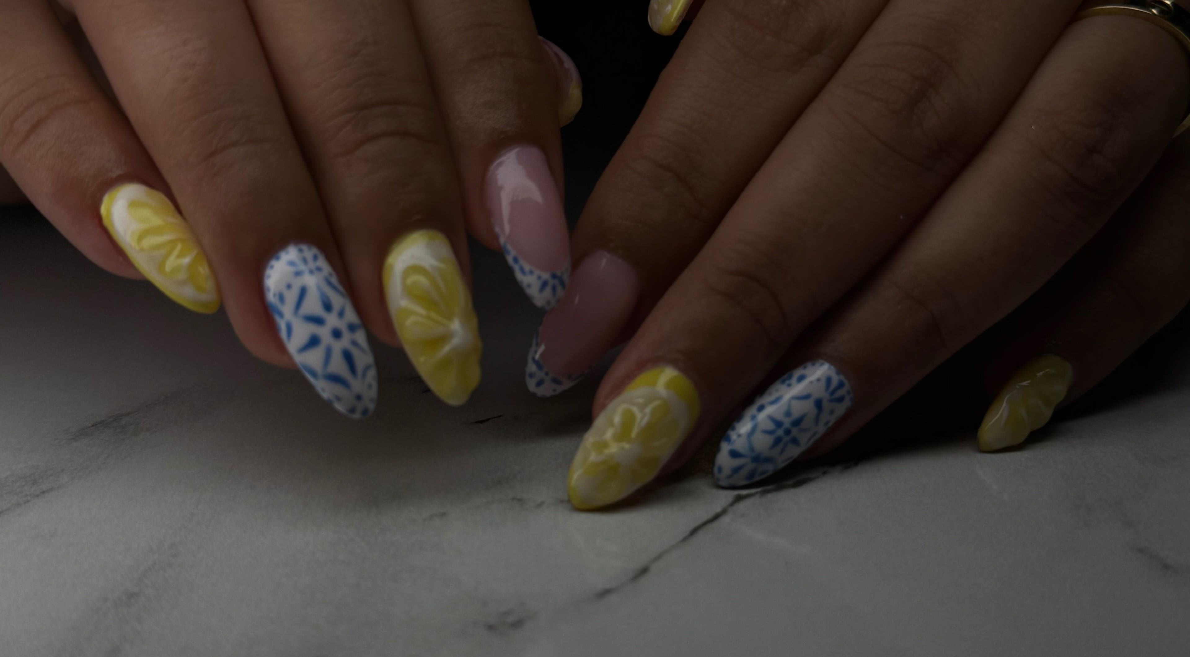 تصميم أظافر مميز وزهري في Youmi Nails، الرياض، منطقة الرياض، SA.