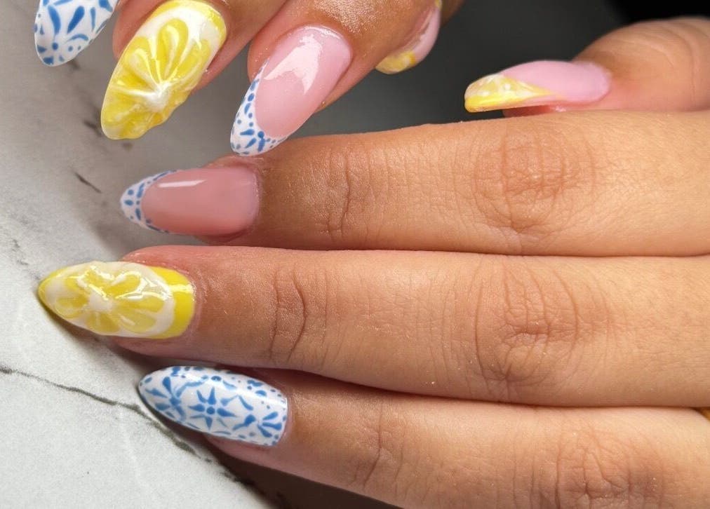 تصميم أظافر فني بألوان زاهية في Youmi Nails، الرياض، محافظة الرياض، SA.