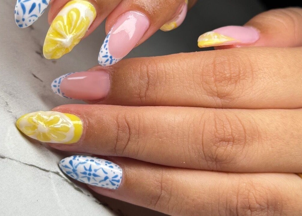 تصميم أظافر فني بألوان زاهية في Youmi Nails، الرياض، محافظة الرياض، SA.