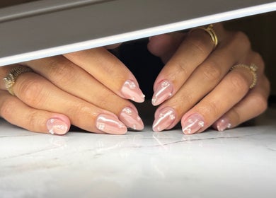 تصميم أظافر لؤلؤي في Youmi Nails، الرياض، الرياض، السعودية.