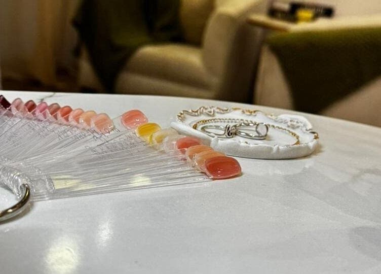 مجموعة ألوان أظافر في صالون Youmi Nails في الرياض، منطقة الرياض، السعودية.