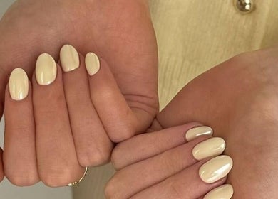 عرض لأظافر مطلية بطلاء لامع في يو مي نيلز، الرياض، منطقة الرياض، السعودية.
