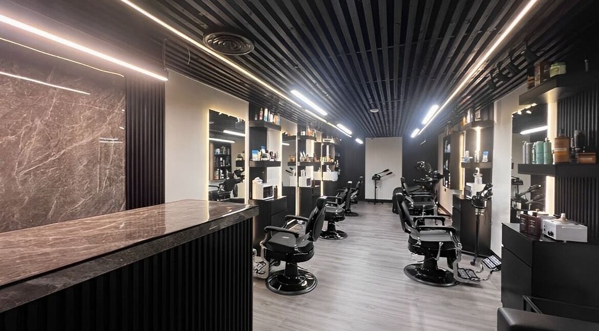 صالون أمبر للرجال في الخبر، المنطقة الشرقية، السعودية. تصميم داخلي حديث وأجواء راقية.