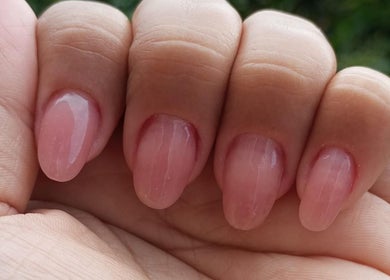 Unhas impecáveis em tom natural em SuNails, Ariz, Porto, PT.