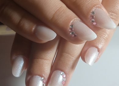 Unhas elegantes com esmalte brilhante e pedras na SuNails, Ariz, Porto, PT.