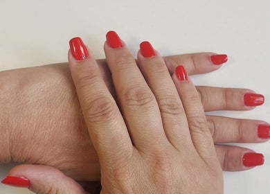 Unhas pintadas de vermelho na SuNails, Ariz, Porto, PT, destacando elegância e estilo.