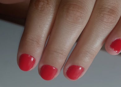 Unhas curtas com esmalte vermelho em SuNails, Ariz, Porto, PT, destacando elegância e inovação.