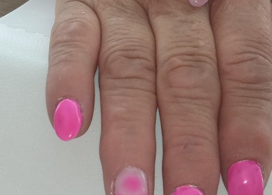 Unhas rosa vibrante no SuNails, Ariz, Porto, PT. Design elegante e moderno.