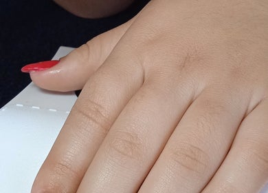 Unhas vermelhas deslumbrantes no SuNails em Ariz, Porto, PT. Beleza e estilo na ponta dos dedos.