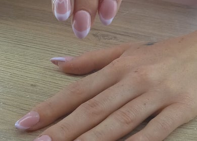 Unhas bem cuidadas com manicure francesa em SuNails, Ariz, Porto, PT.