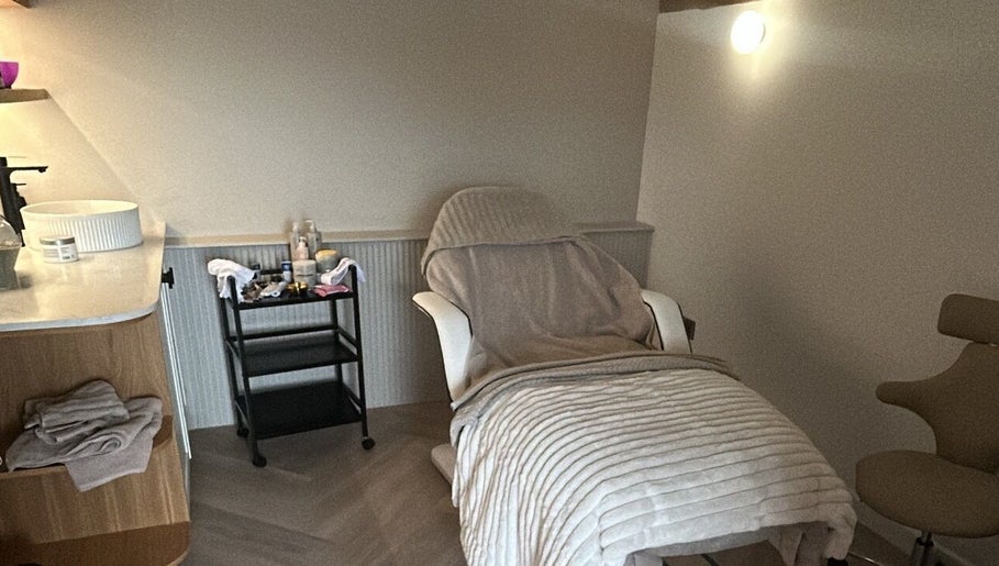Relaxing treatment room at Pause Beauty & Holistic, Chew Magna, England, GB with cozy seating.