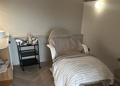 Relaxing treatment room at Pause Beauty & Holistic, Chew Magna, England, GB with cozy seating.