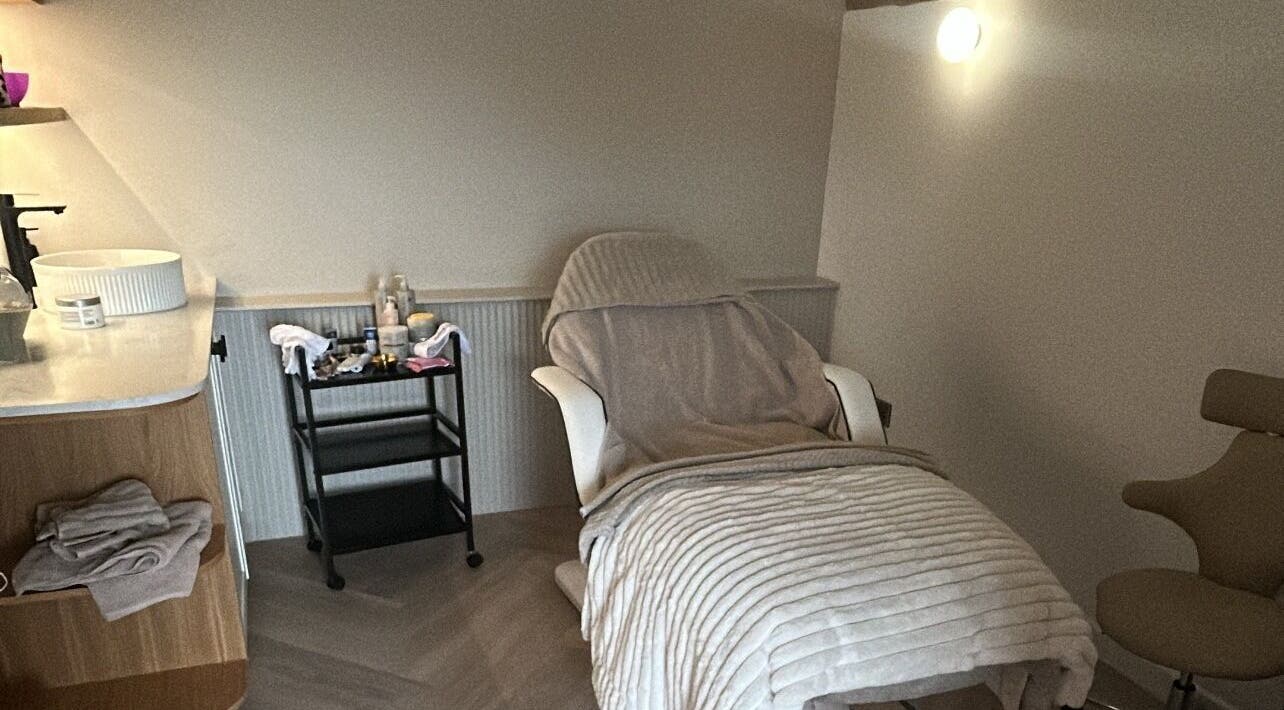 Relaxing treatment room at Pause Beauty & Holistic, Chew Magna, England, GB with cozy seating.
