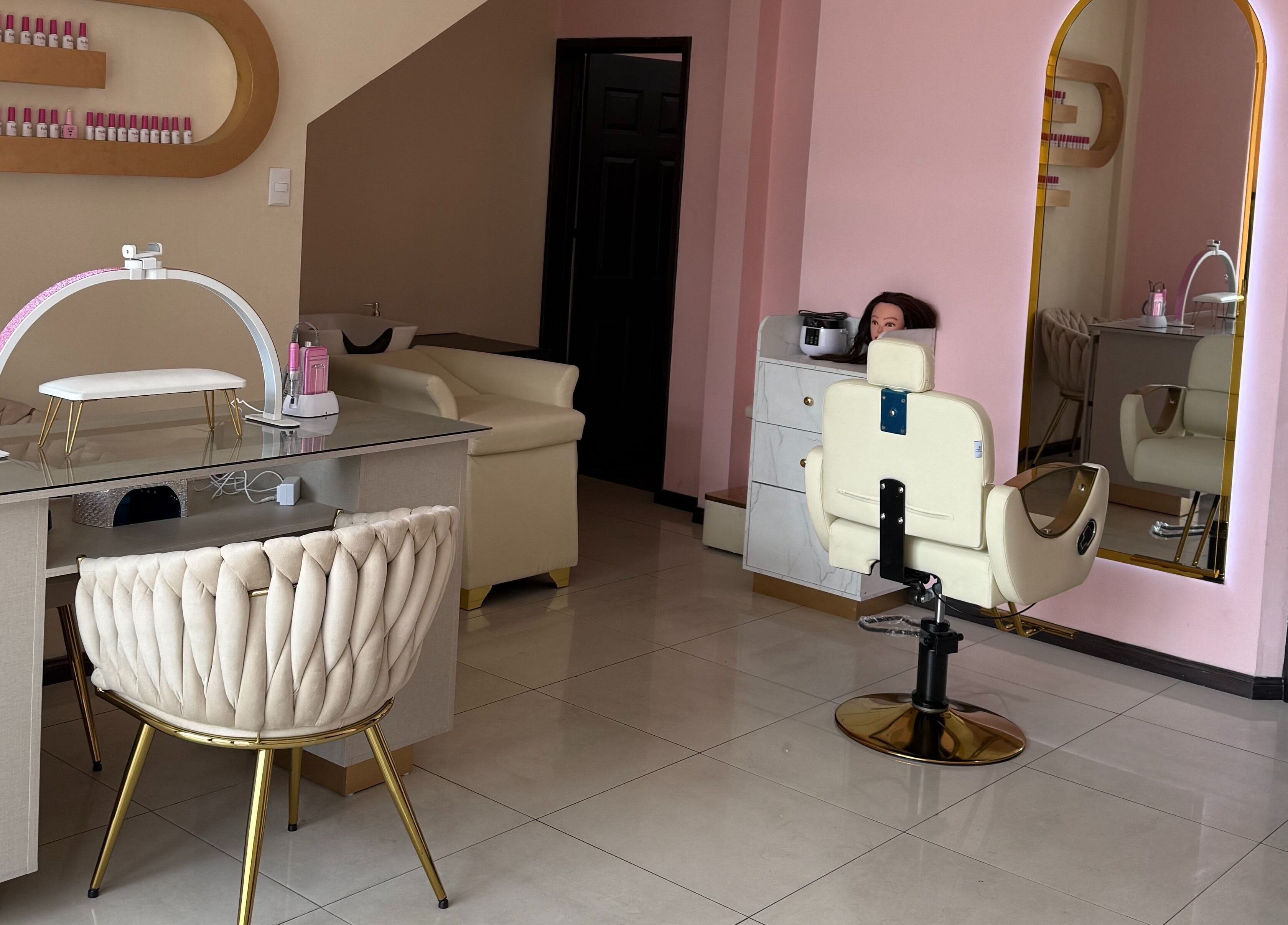 Área de belleza moderna en Ireluxe Studio, San Marcos, GT, con sillas elegantes y espejos grandes.