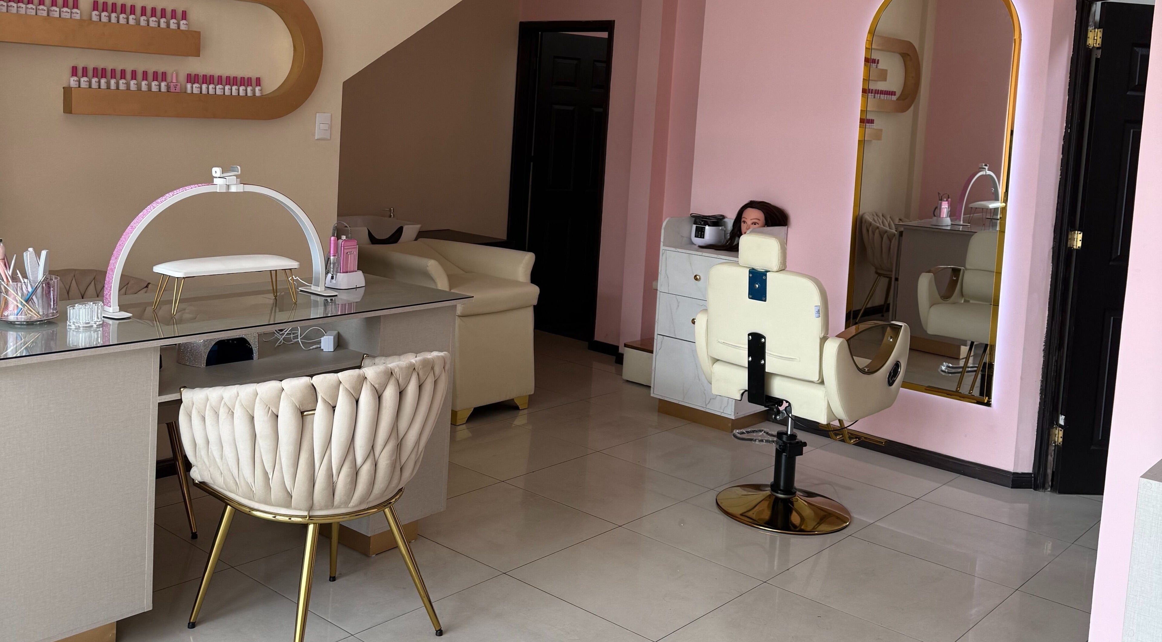 Área de belleza moderna en Ireluxe Studio, San Marcos, GT, con sillas elegantes y espejos grandes.