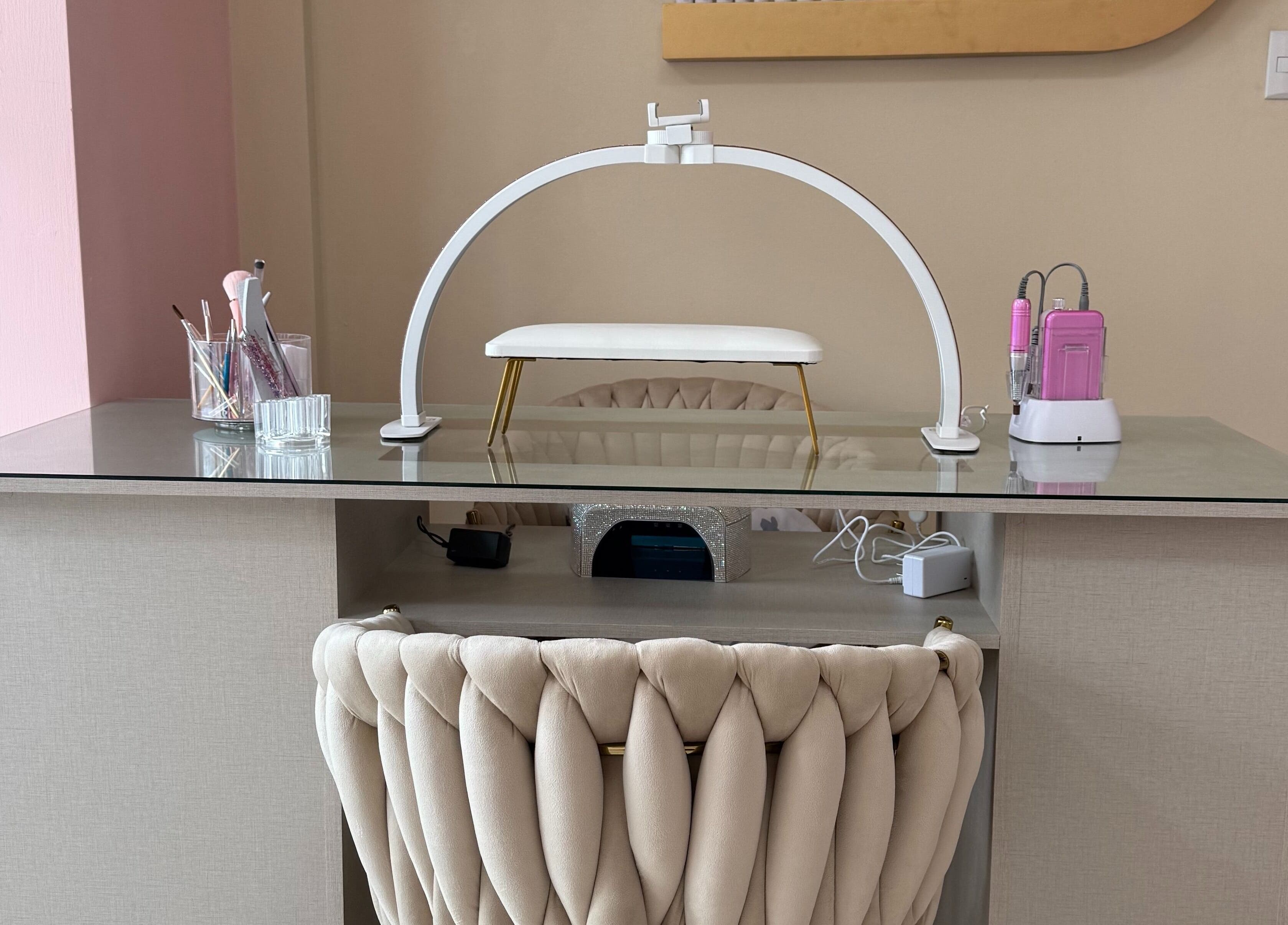 Elegante estación de manicura en Ireluxe Studio, San Marcos, San Marcos, GT, lista para sesiones de belleza.