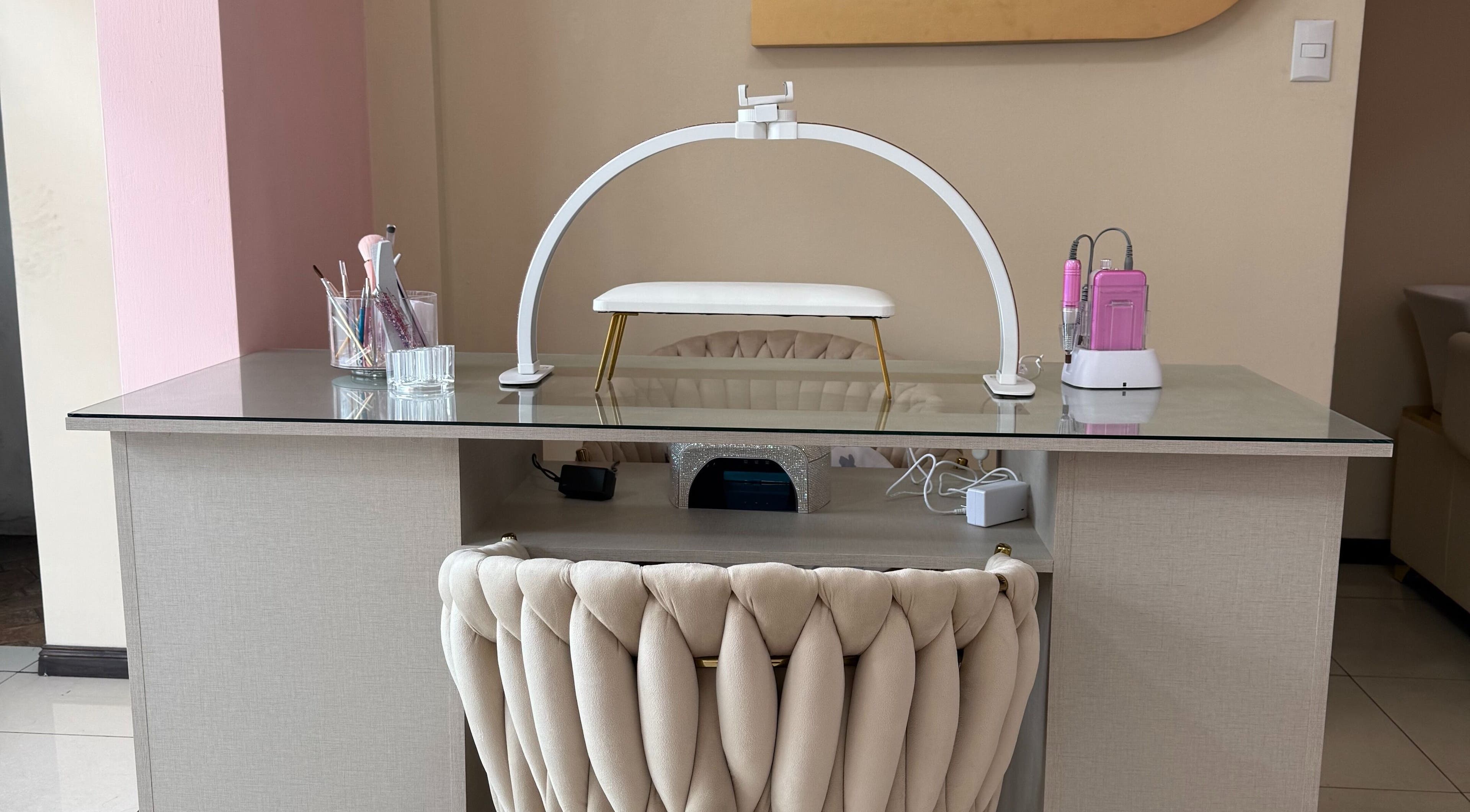 Elegante estación de manicura en Ireluxe Studio, San Marcos, San Marcos, GT, lista para sesiones de belleza.