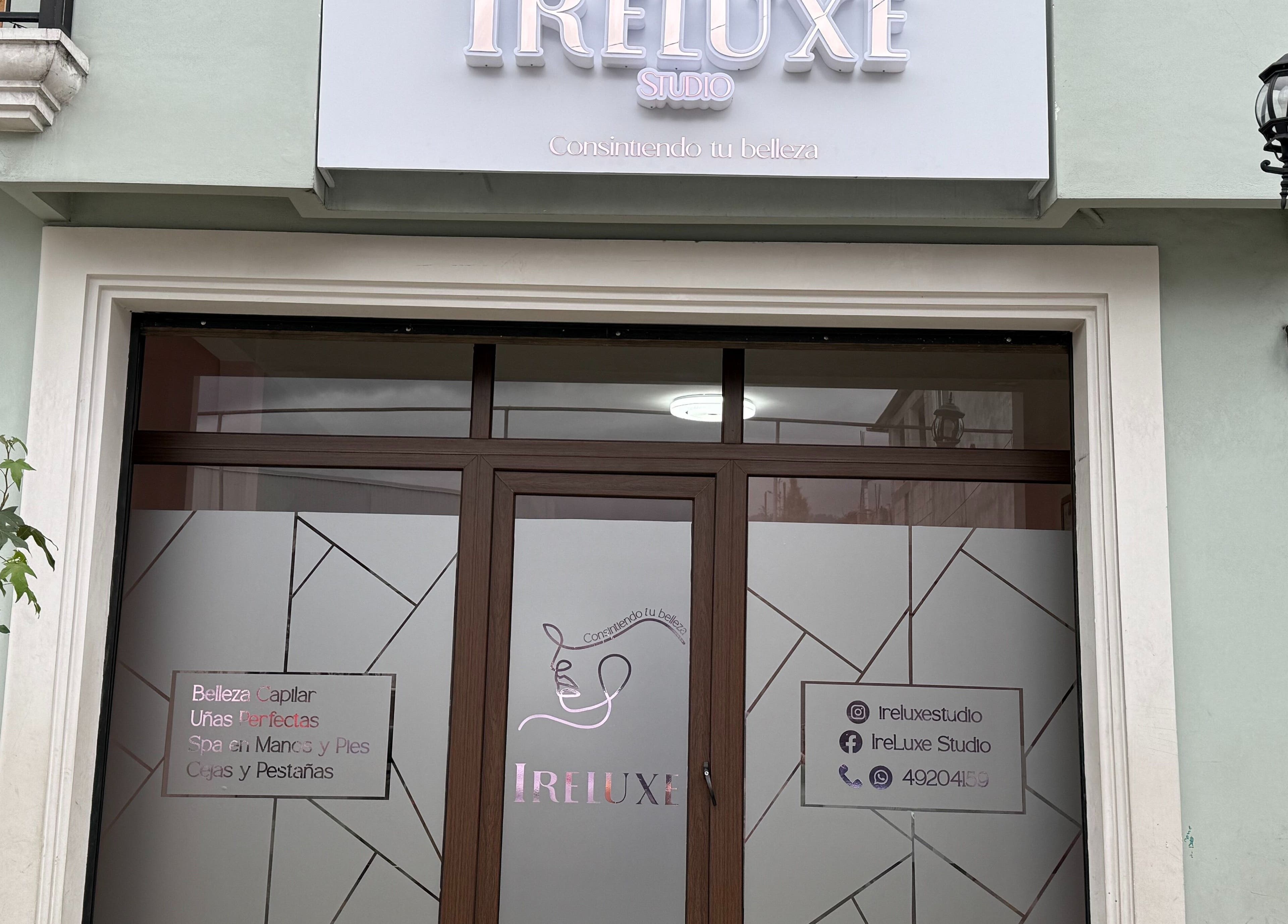 Entrada de Ireluxe Studio en San Marcos, San Marcos, GT, destacando su fachada elegante y acogedora.