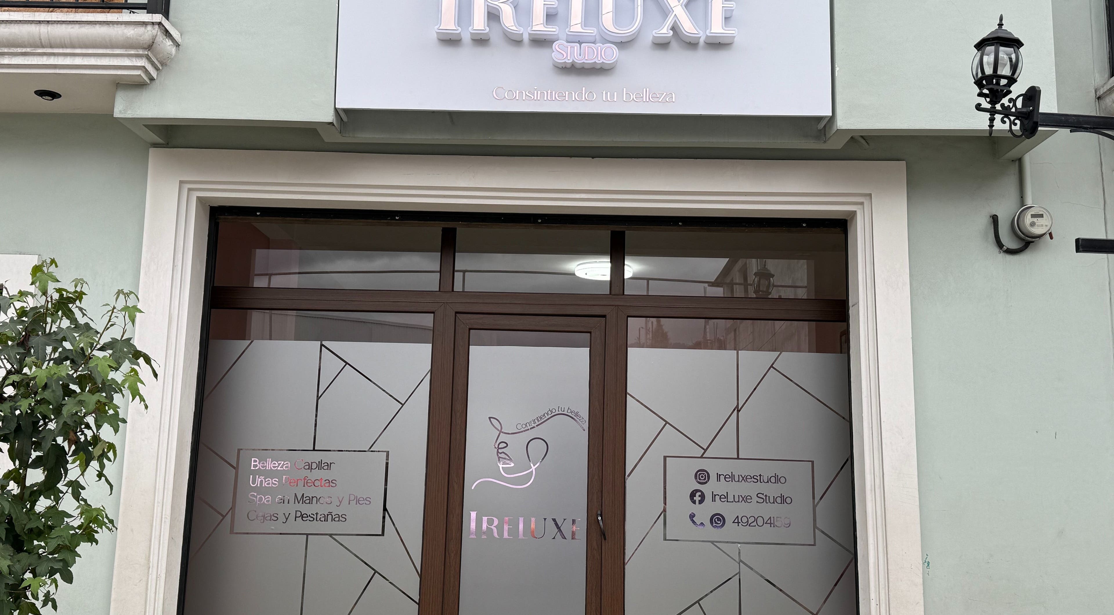 Entrada de Ireluxe Studio en San Marcos, San Marcos, GT, destacando su fachada elegante y acogedora.