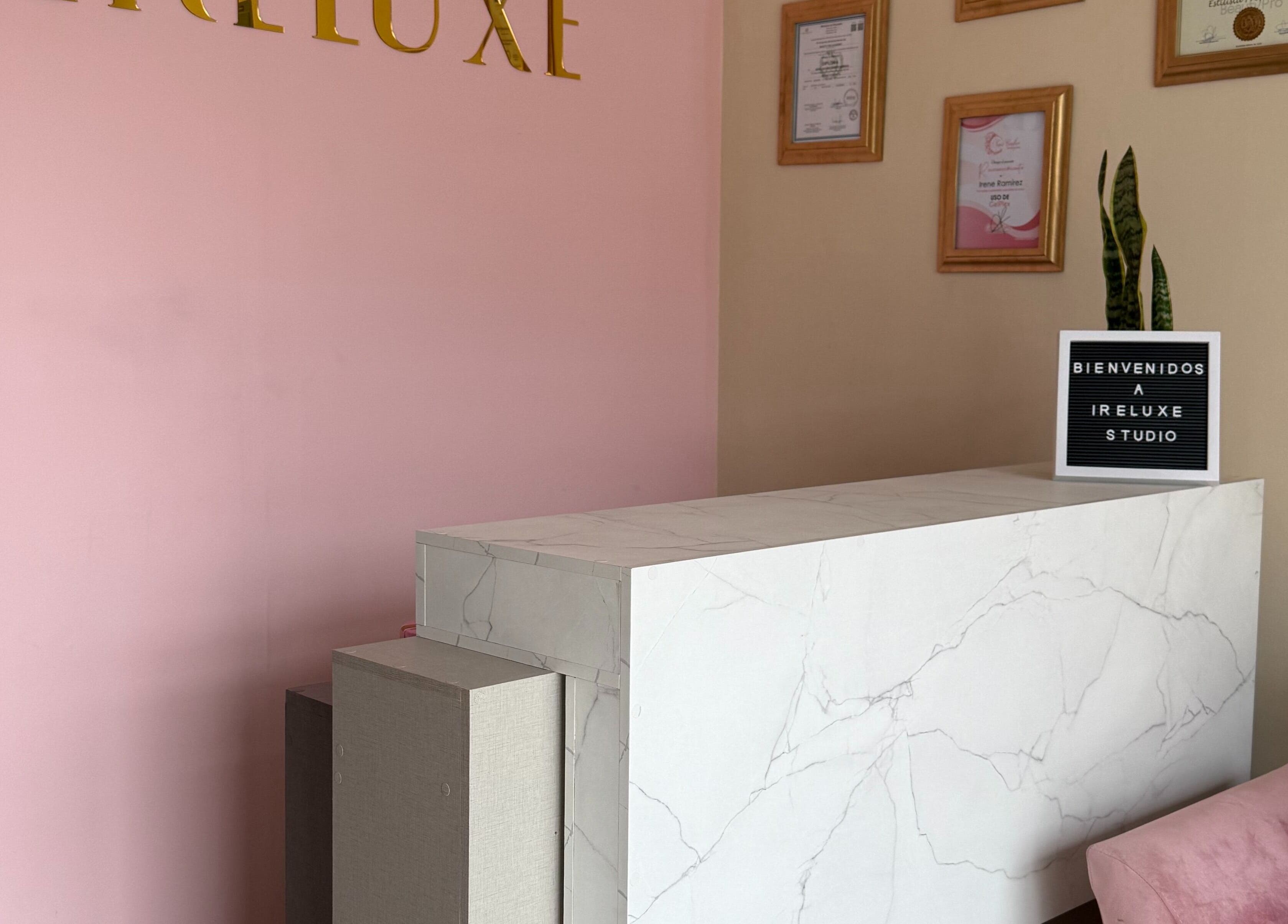 Recepción moderna en Ireluxe Studio, San Marcos, San Marcos, GT con diseño elegante de mármol y decoración acogedora.