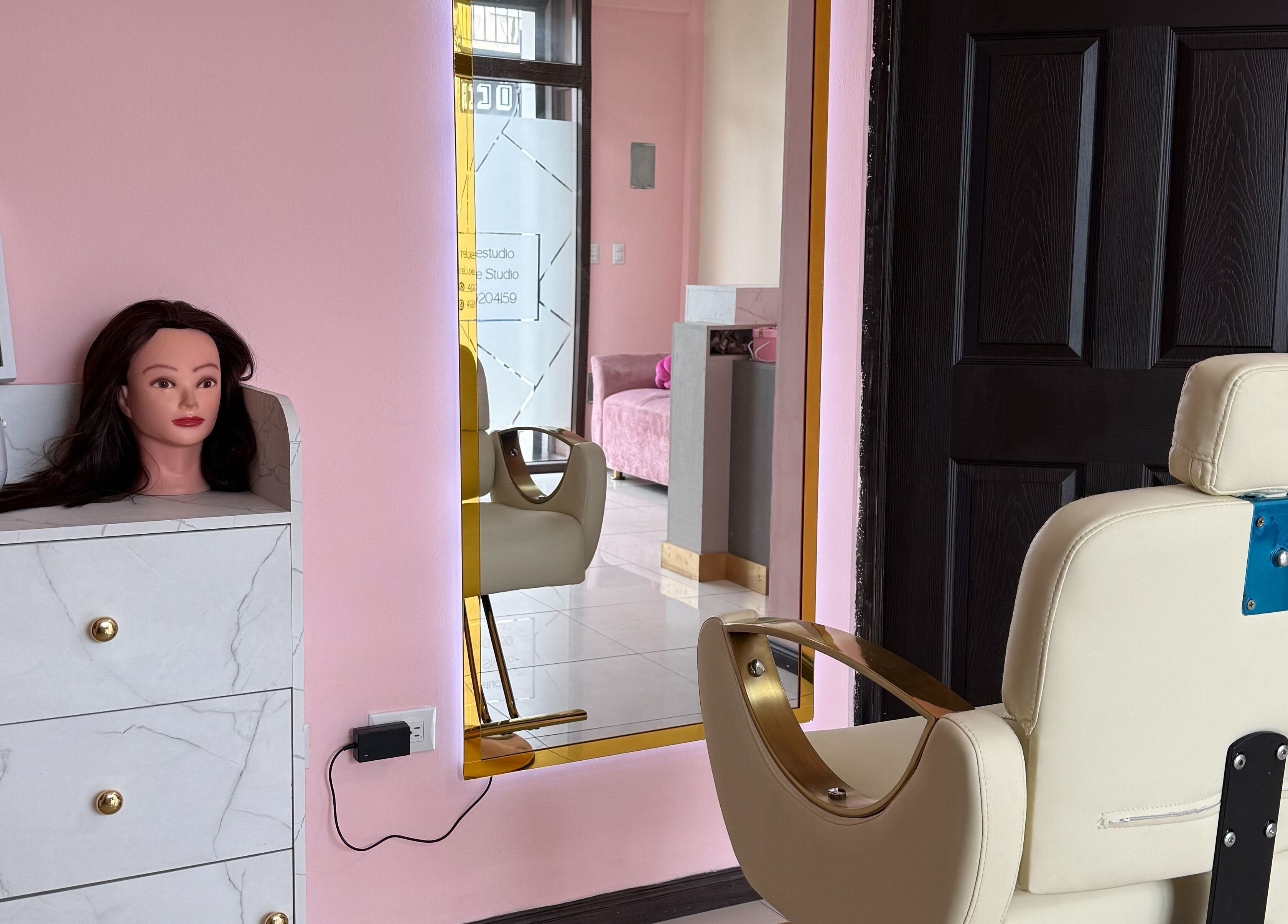 Ambiente elegante en Ireluxe Studio, San Marcos, GT, con silla de peluquería y espejo iluminado.