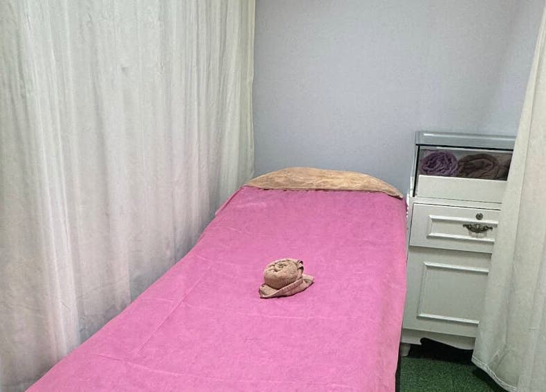 Cozy treatment room at Riviea Beauty Salon, Wan Chai, Hong Kong Island, HK, with pink linen and towel.