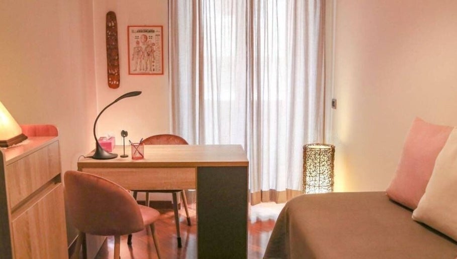Interno accogliente del Centro Olistico Cribes a Roma, Lazio, IT con sedie e lampade soffuse.