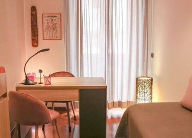 Interno accogliente del Centro Olistico Cribes a Roma, Lazio, IT con sedie e lampade soffuse.